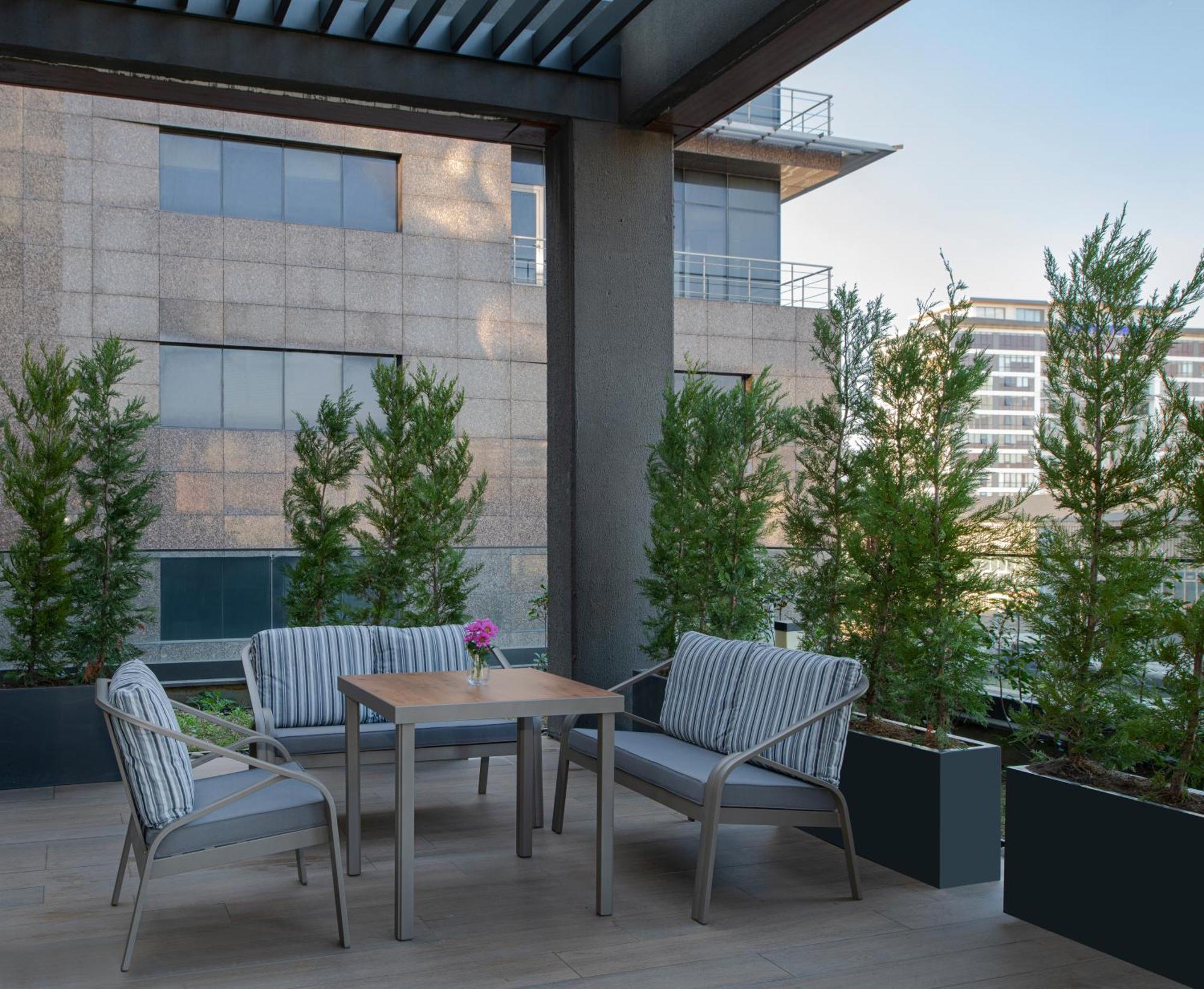 Готель Movenpick Living Istanbul West Екстер'єр фото A 3D rendering of a patio