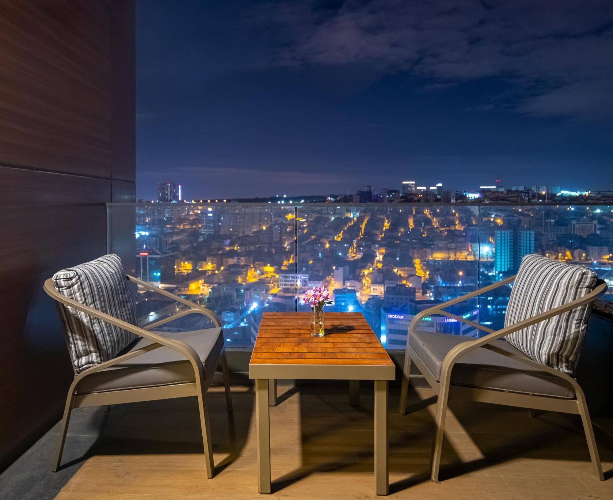 Готель Movenpick Living Istanbul West Екстер'єр фото View from the balcony of a suite